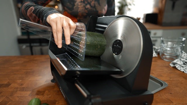 Trancheuse Electrique 150W Twinzee - Trancheuse à Jambon Professionnelle Réglable 0-15mm - 2 Lames Coupe Saucisson, Pain et Viande Noir