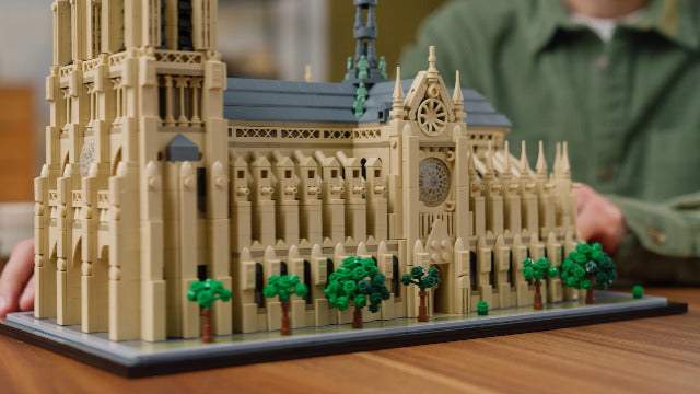 LEGO Notre-Dame de Paris - Maquette à Construire d’Exposition Architectural - Set pour Adultes - Cathédrale 21061 pièces