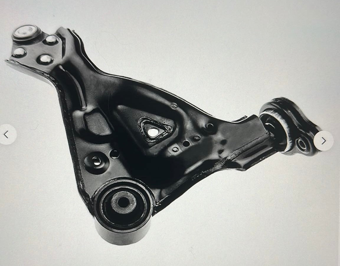 1 phare AVD + 1 aile AVD + 1 triangle de suspension AVD + 1 pare-chocs avant sans accessoirs. Mercedes Vito année 2023.