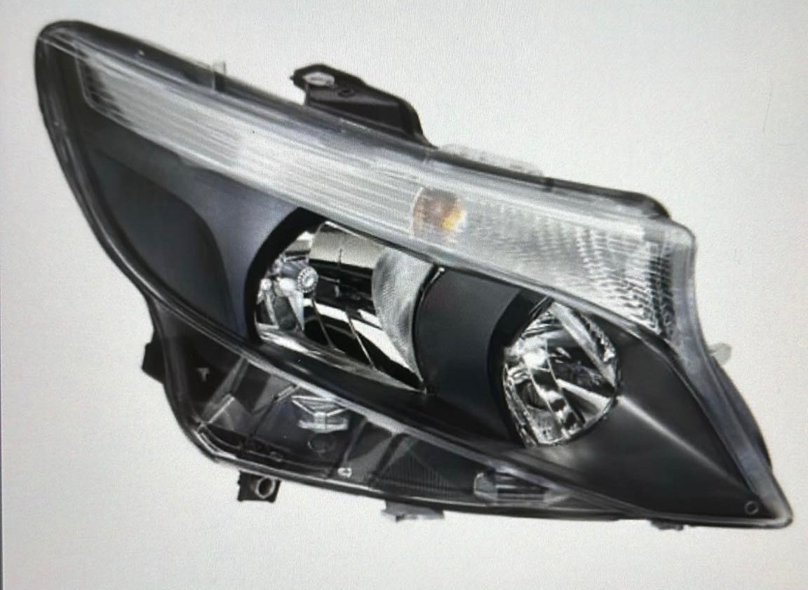1 phare AVD + 1 aile AVD + 1 triangle de suspension AVD + 1 pare-chocs avant sans accessoirs. Mercedes Vito année 2023.