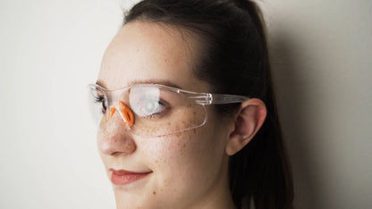 Kurtzy Lot de 12 Lunettes de Sécurité Transparentes - Lunettes de Protection avec Verres en Plastique, Pont-de-Nez et Embouts de Branches en Caoutchouc pour Plus de Confort - Lunette Transparente PPE