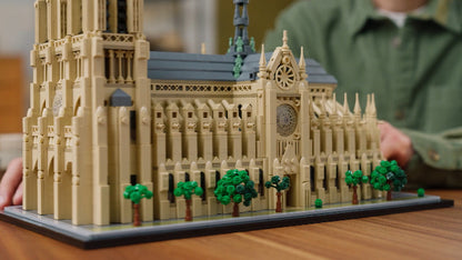 LEGO  Notre-Dame de Paris - Maquette à Construire d’Exposition Architectural - Set pour Adultes - Cathédrale 21061 pièces