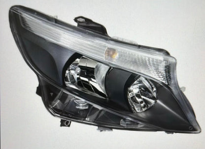 1 phare AVD + 1 aile AVD + 1 triangle de suspension AVD + 1 pare-chocs avant sans accessoirs. Mercedes Vito année 2023.